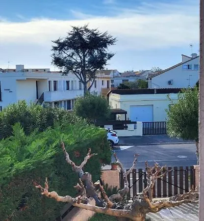 L'aube Ensoleillee Entre Plage Et Pinede